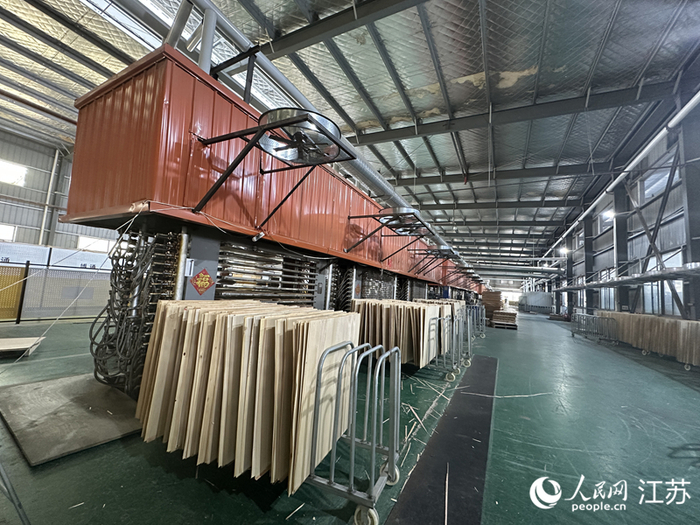 博通乐器生产线上待加工的木板 人民网 赵登岩摄
