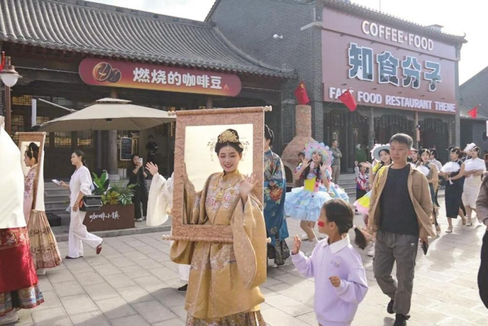         巡游路上演员和游客近距离互动。      武安市融媒体中心供图    