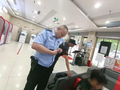 女子遭遇假冒平台客服诈骗，民警紧急喊她赶到银行止付、断网拔卡保住12万养老钱