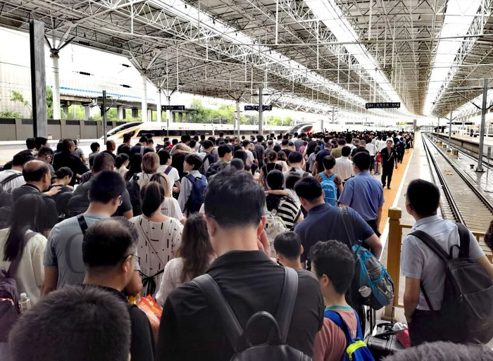 2024年7月，在北京北站，大批游客准备乘高铁出行（手机照片）。