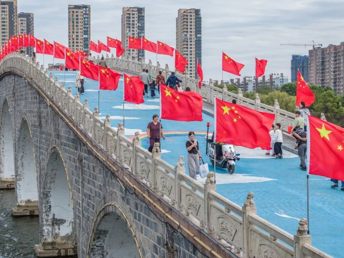 10月1日，市民在江苏省连云港市东海县西双湖国家湿地公园游玩（无人机照片）。新华社发（邵光明摄）