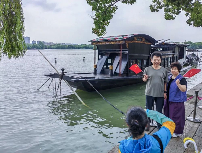10月1日，游客在浙江嘉兴南湖景区湖心岛留影。新华社记者 徐昱 摄