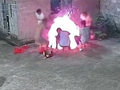 7人水泥地上烧烤突发爆炸火花四溅 消防科普：不良导热体风险很高