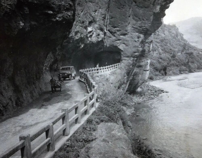 这是1990年拍摄的甘肃陇南山区公路。