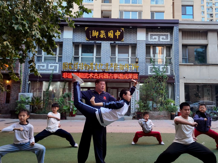   国家级非物质文化遗产代表性项目戳脚代表性传承人宋君杰带领观众体验戳脚招式。（受访者供图）