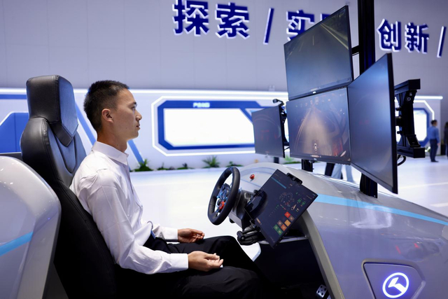 工作人员对自动驾驶车辆进行远程监测。 本报记者 蒋雨师摄