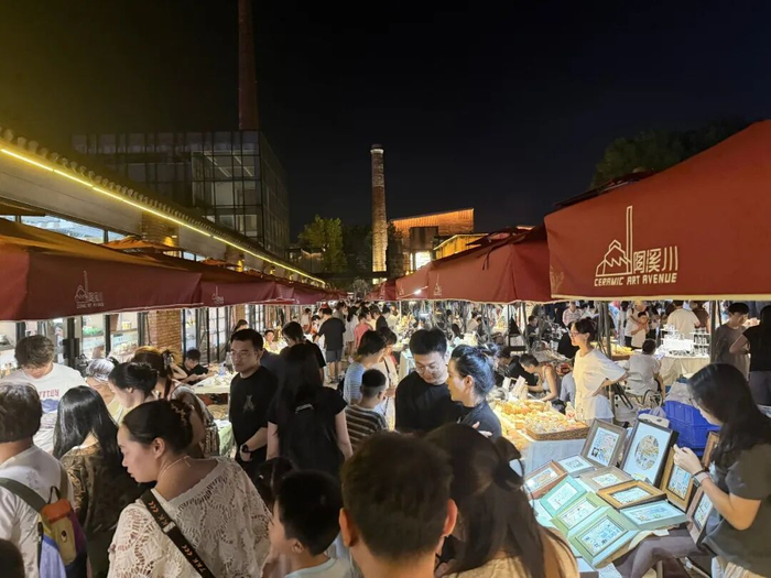 景德镇陶溪川文创街区吸引大量游客  本报记者 杨梓岩/摄