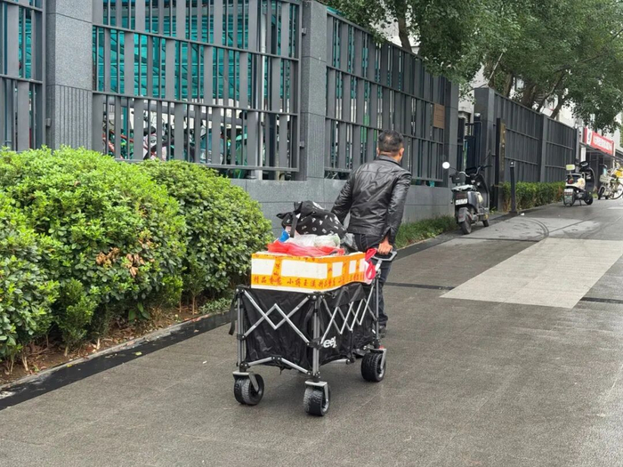 匡先生带着食材和厨具前