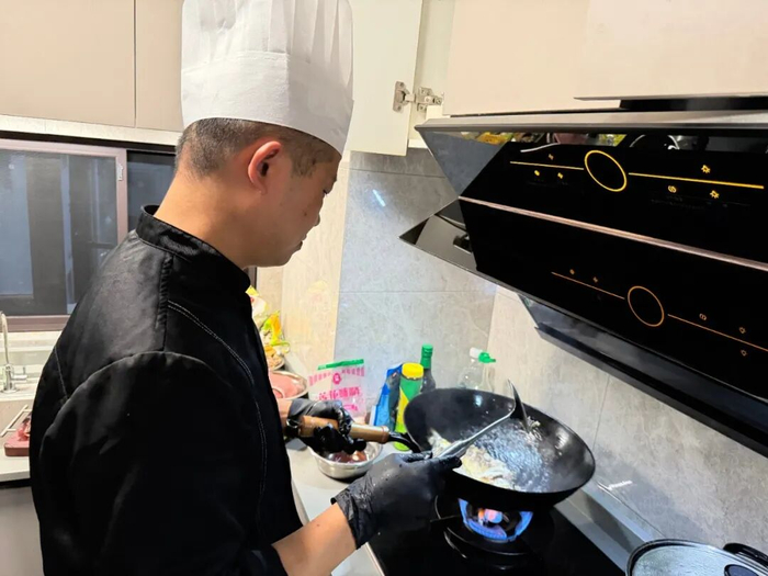 匡先生正在为客户烹饪菜品。图/九派新闻 蔡晓萱