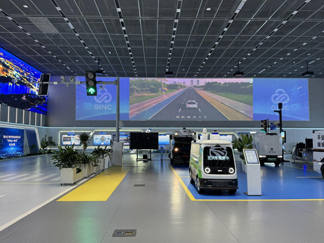 鄂尔多斯市“车路云一体化”综合调度展示中心。本报记者 霍旻含摄