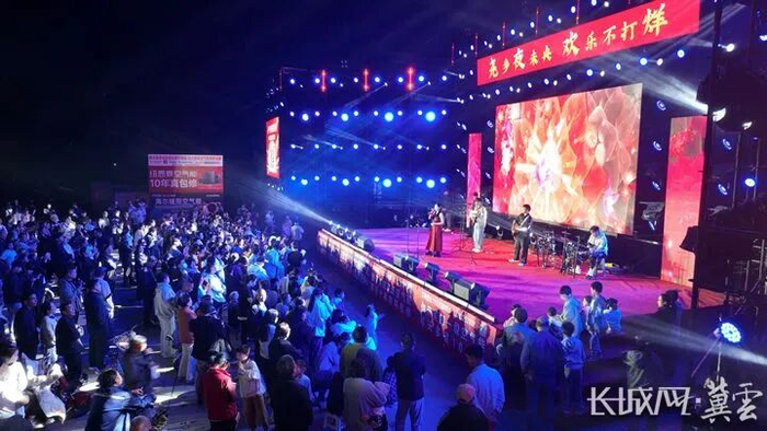 活动现场，精彩演出吸引群众。通讯员 陈剑昊 摄