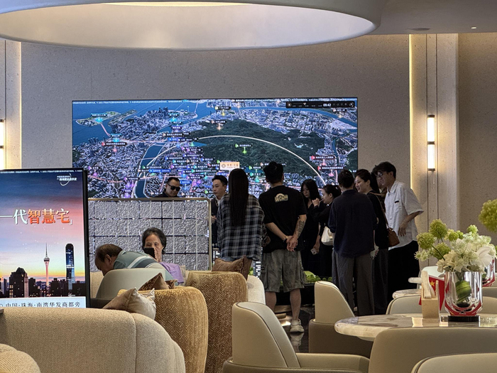 不少港澳居民抽时间到珠海推进购房计划。受访者供图