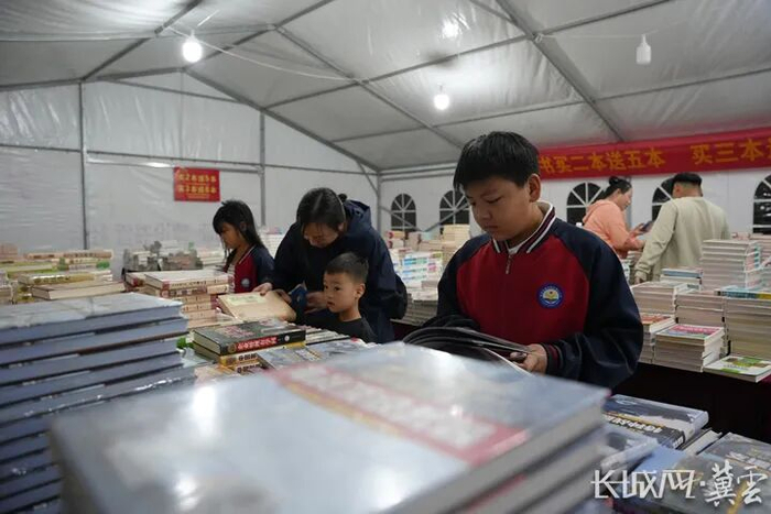 活动现场，游客在互动打卡区挑选图书。通讯员 张冬茹 摄