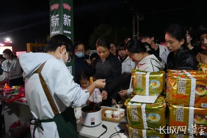 活动现场，游客在美食区试吃面品。通讯员 张冬茹 摄