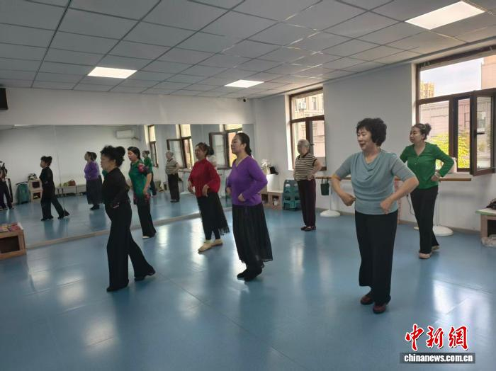 　　9月19日，内蒙古自治区兴安盟乌兰浩特市天骄街道福安社区内，各族民众正在排练舞蹈。中新网记者 勉征 摄