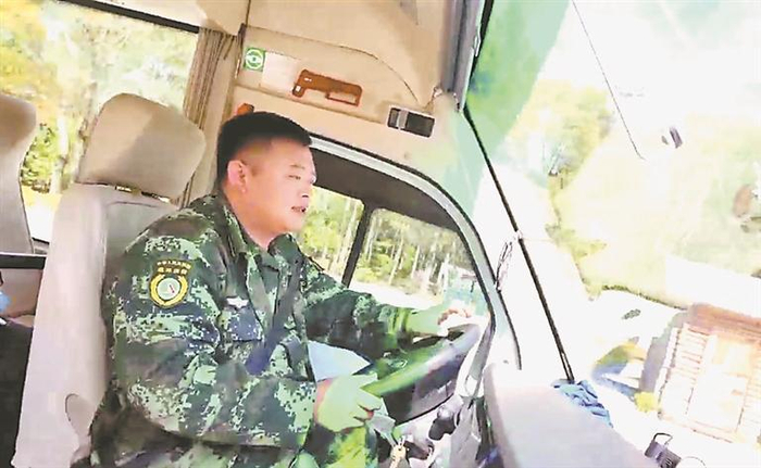     假期坚守岗位的安怀锋。 本报记者 李健摄