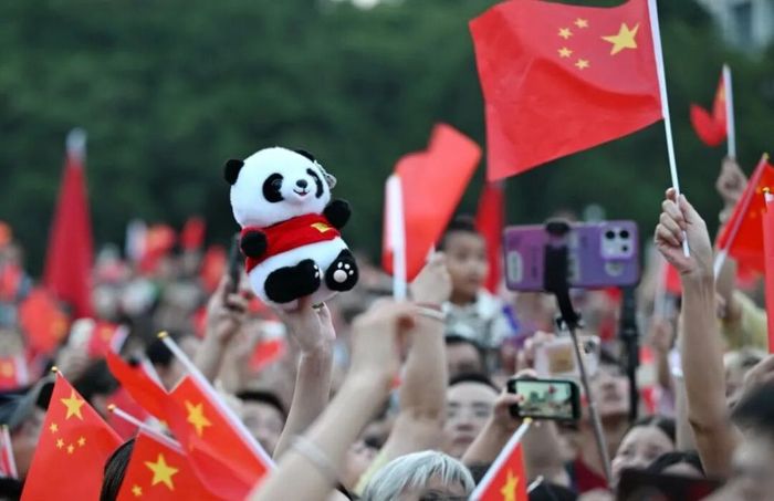 10月1日，人们在福州五一广场参加庆祝中华人民共和国成立77周年升国旗仪式。新华社记者 林善传 摄
