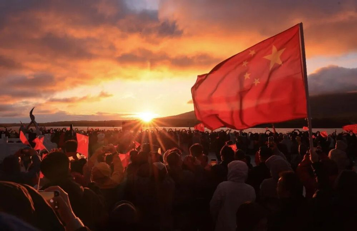 10月1日，人们在我国陆地最东端的黑龙江省抚远市迎接朝阳。新华社发（李拥军 摄）
