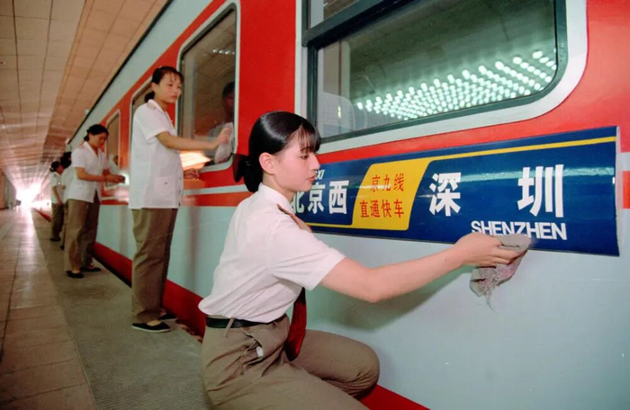 京九铁路于1996年9月1日正式开通运营，这是首趟列车的服务人员在擦拭车厢。