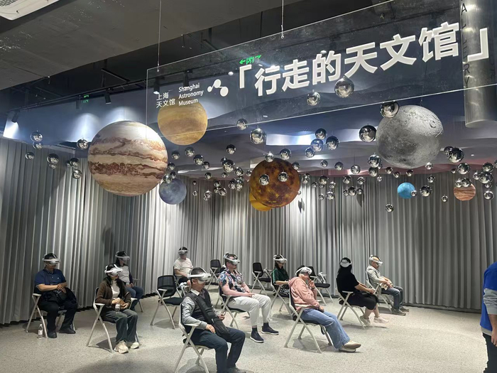 图为“行走的天文馆”沉浸式科学教育项目上海天文馆体验站点