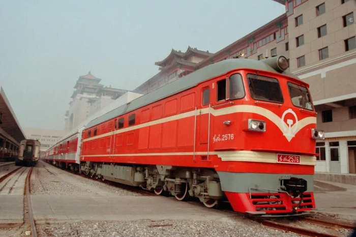 1996年9月1日，京九铁路全线正式开通运营，当首列列车缓缓驶出北京西站时，我用相机记录下了这一历史时刻。