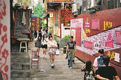 图为10月2日，游客在电台街游玩。     贵阳日报融媒体记者 徐其飞 摄