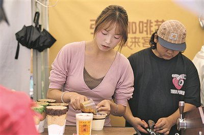图为工作人员在“林城来客·引力咖啡节”现场制作咖啡。    贵阳日报融媒体记者 张晨 摄