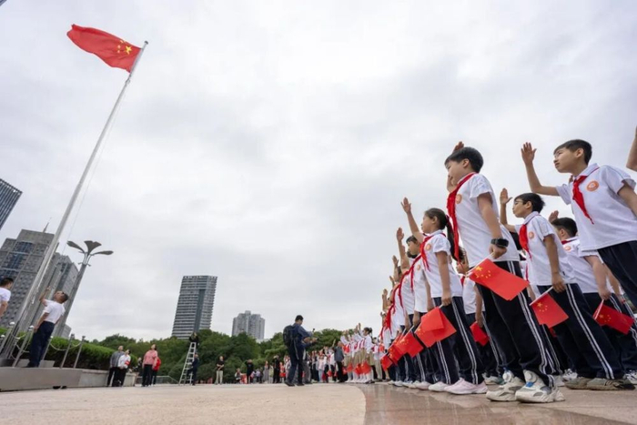 10月1日，湖北省武昌实验中学沙湖学校学生在武汉洪山广场参加升国旗仪式。新华社记者 肖艺九 摄