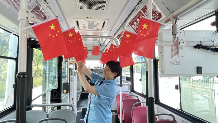 彭蓬在布置车厢（央广网发  天津市公交集团供图）
