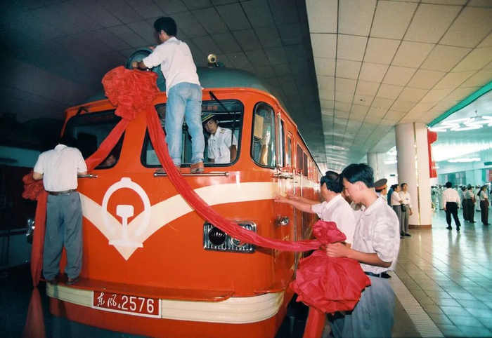 京九铁路于1996年9月1日正式开通运营，这是首趟列车的服务人员整装待发。