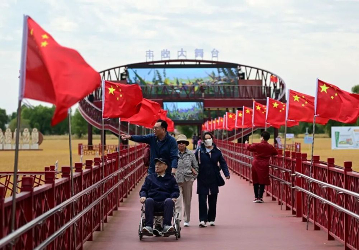 10月1日，人们在北大荒集团黑龙江闫家岗农场有限公司农业现代化示范区游览。新华社发（钱泊羽 摄）