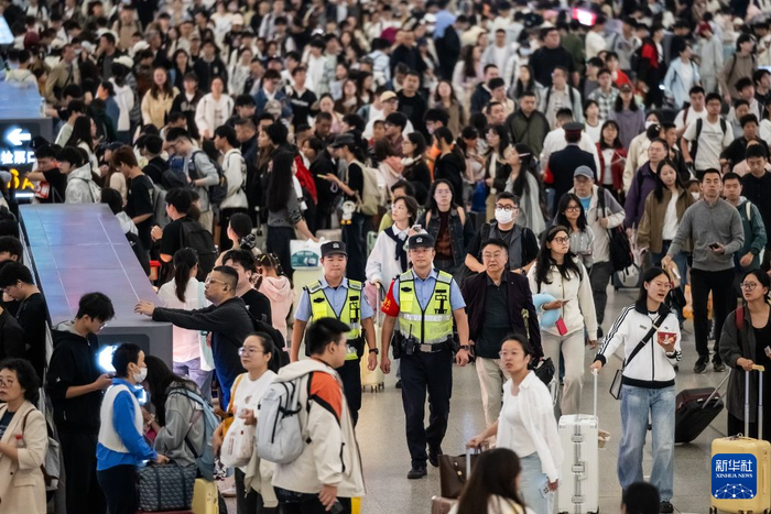   10月1日，民警在湖北武汉汉口火车站候车大厅内巡逻。新华社发（任勇 摄）