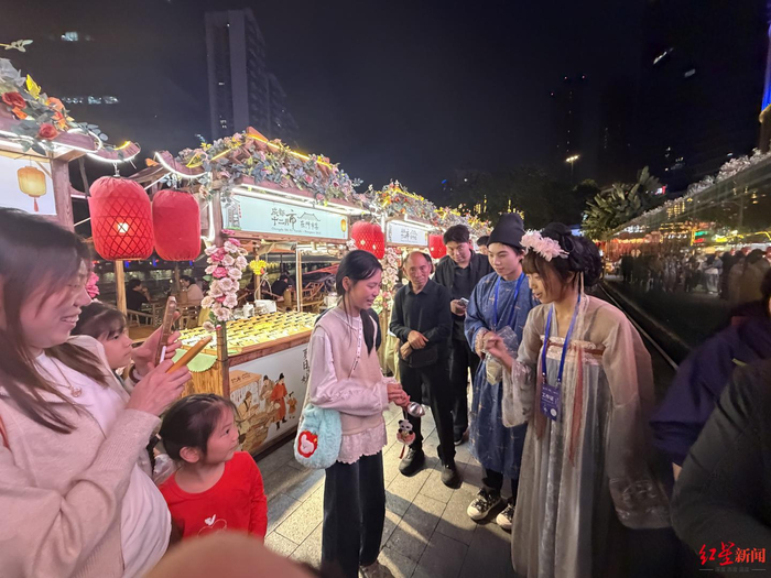 ▲NPC演员与游客开展趣味游戏互动