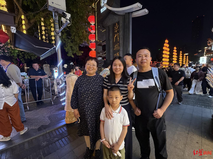 ▲来自青海的杨先生与家人在东门码头