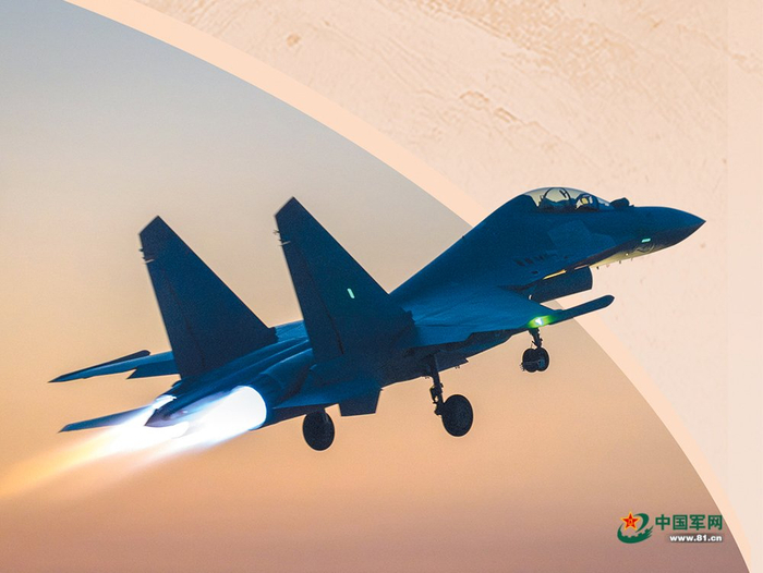 　　空军航空兵某旅战机加力起飞，开展跨昼夜飞行训练。王  哲摄