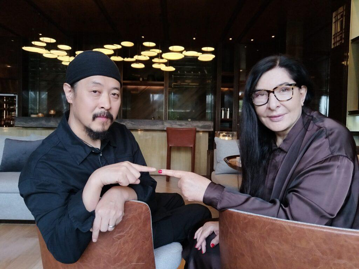 ▲周斌与玛丽娜·阿布拉莫维奇