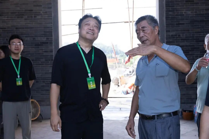 非遗传承人梁永泰现场讲解灰塑修缮工艺。
