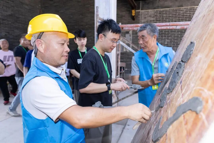 研学团实地体验灰塑工艺。
