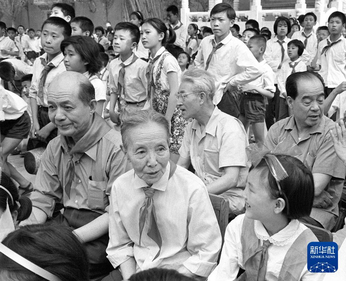 1979年，北京市少年宫，冰心（前中）和少年儿童交流。