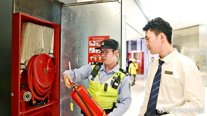 ​10月3日，上海市公安局浦东分局前滩派出所民警在商户检查消防安全。吴一凡 摄