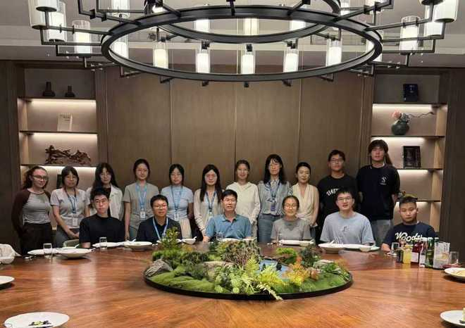 林文斌和他的学生们 来源：西湖大学官网