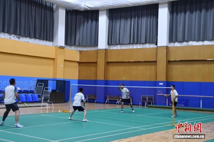  市民在鄄城县工人文化宫羽毛球场馆内运动。付帮豪 摄
