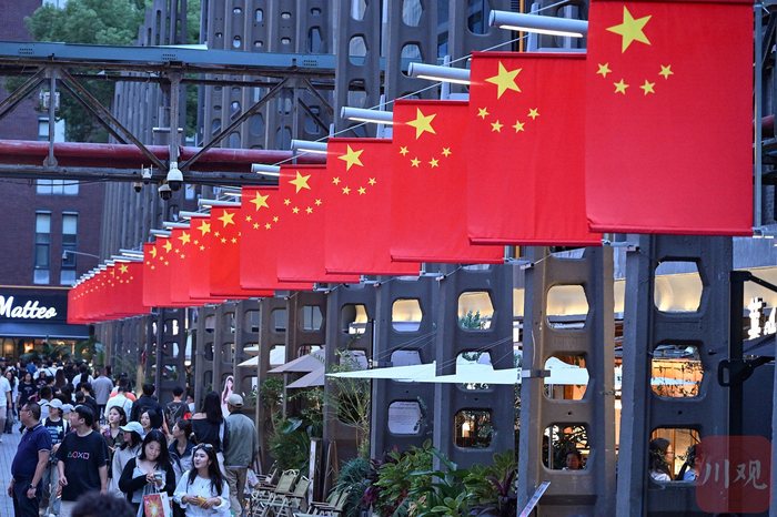 2026年10月3日，游客在成都东郊记忆观光。