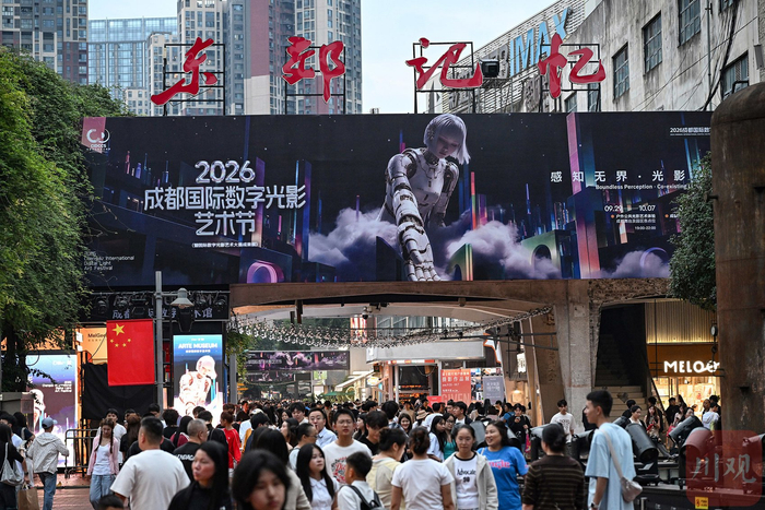 2026年10月3日，游客在成都东郊记忆观光。