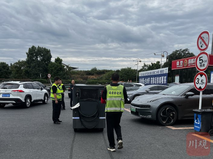 新安服务区的移动充电车