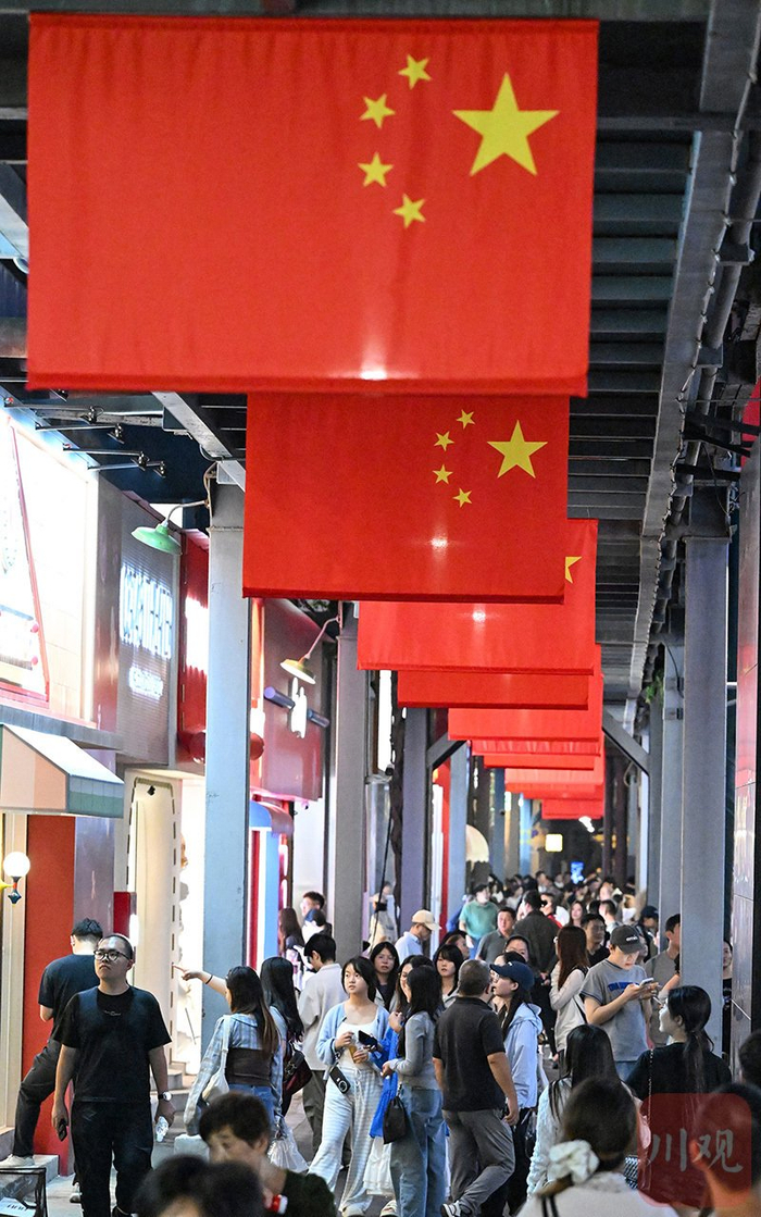 2026年10月3日，成都东郊记忆游人如织。