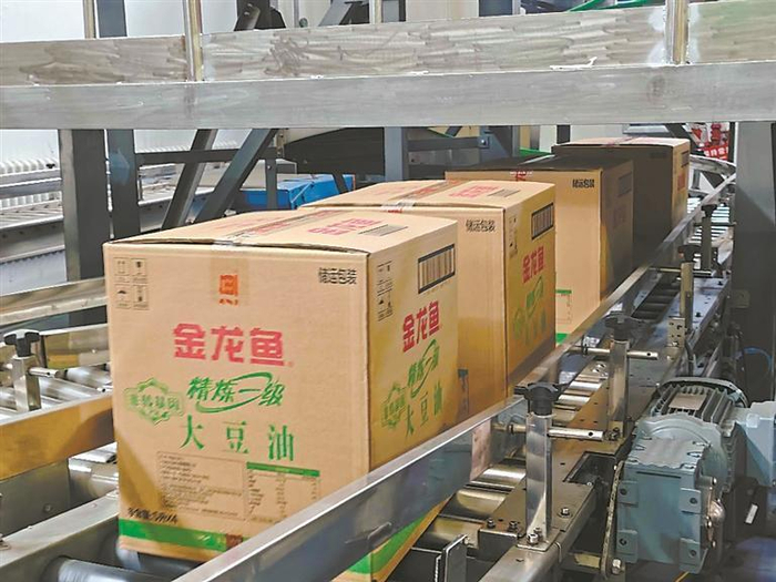     打包好的豆油进入立体库。