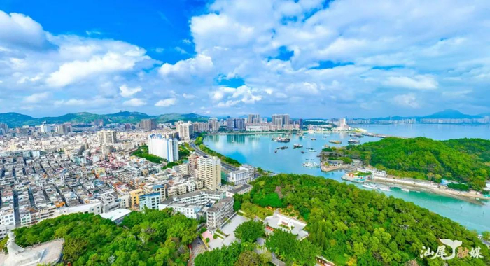 城区加快打造宜居宜业宜游的现代化海滨新城。