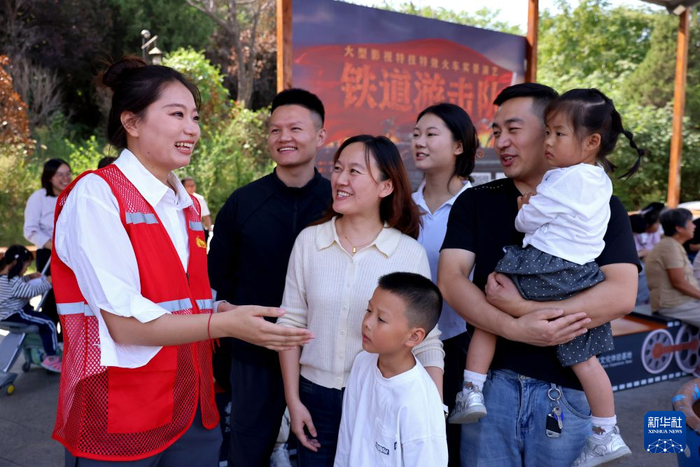   10月2日，在山东省枣庄铁道游击队景区，工作人员（左一）为游客提供咨询服务。新华社发（孙中喆摄）