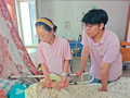 国庆假期，他们陪老人一起过